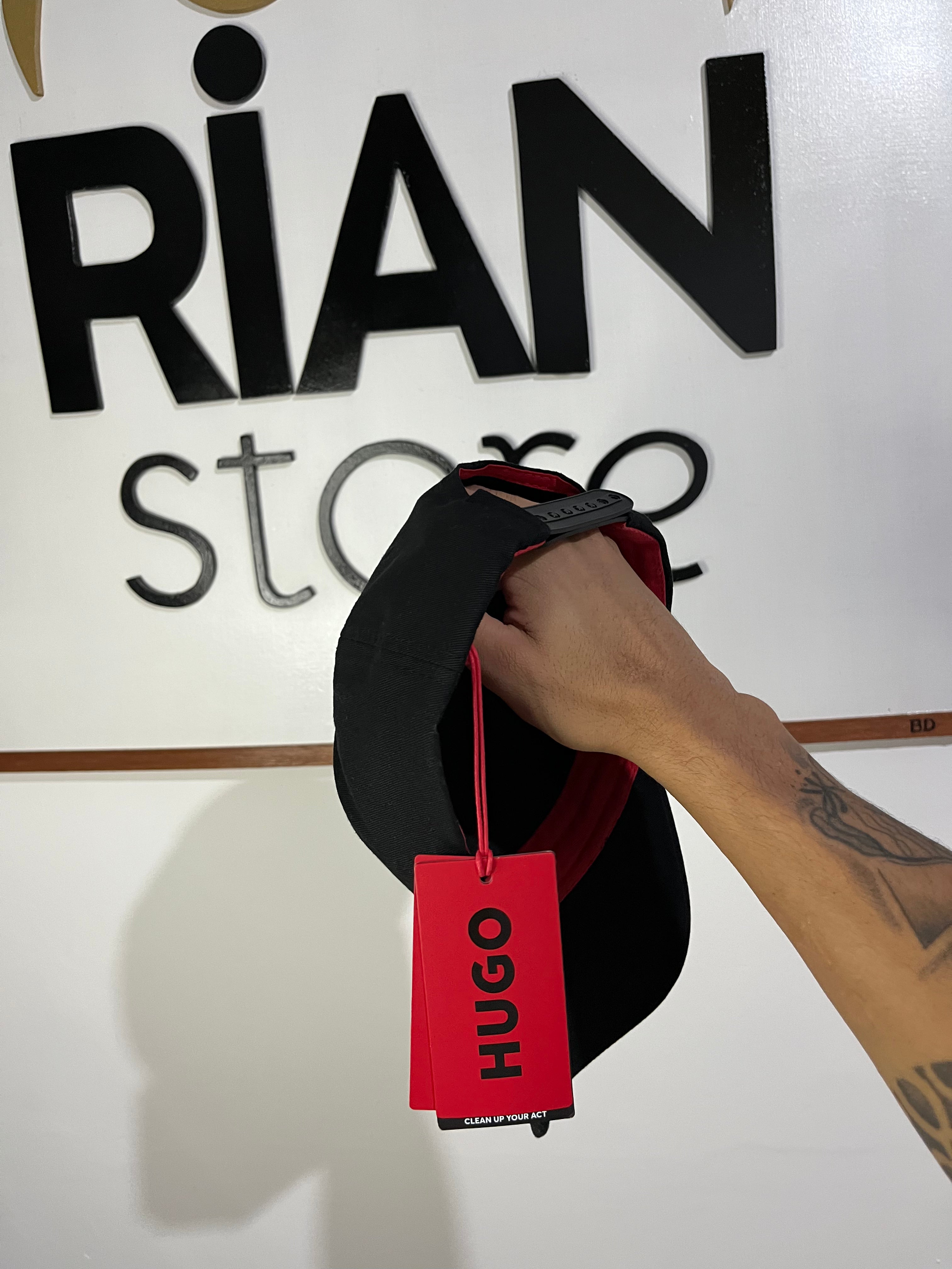 Boné HUGO - Preto e Vermelho