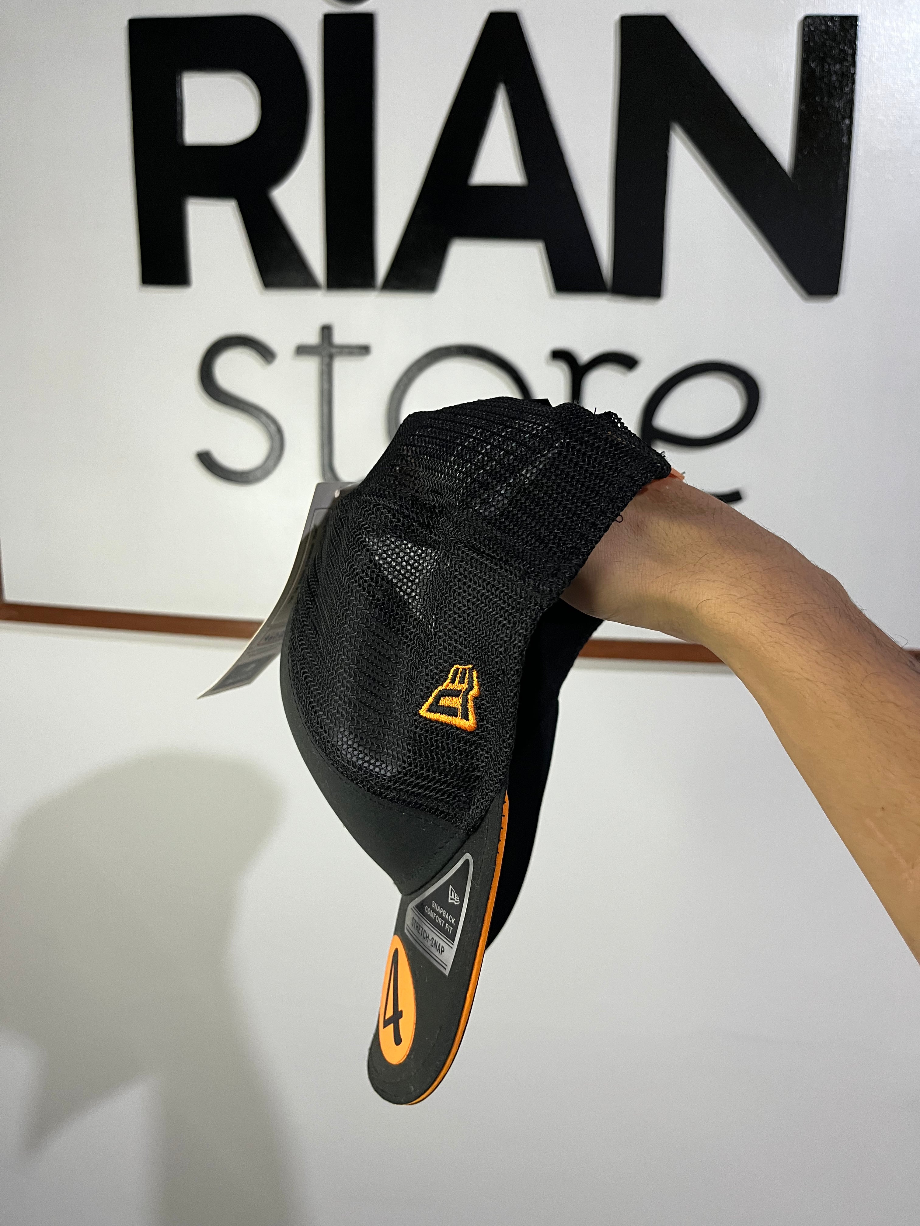 Boné New Era McLaren F1 Team Ajustável Aba Curva- Preto