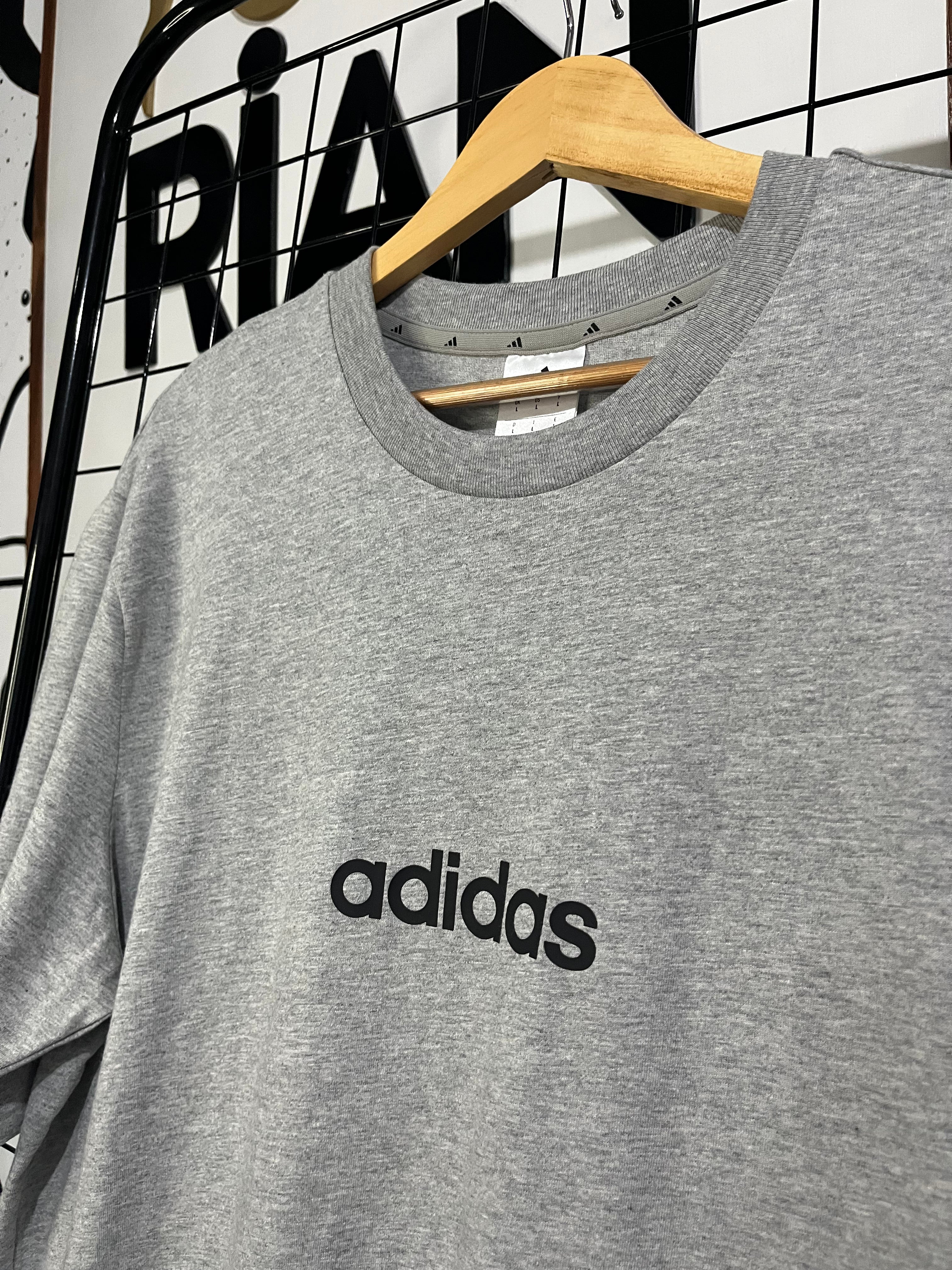 Camiseta Adidas Small Logo Linear Cinza